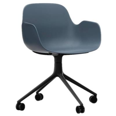 Fauteuil pivotant FORM / Bleu / 4 roues / Piétement noir / Normann Copenhagen